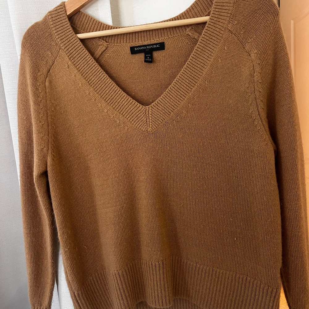 GAP Tan V-Neck Sweater Classic Knit